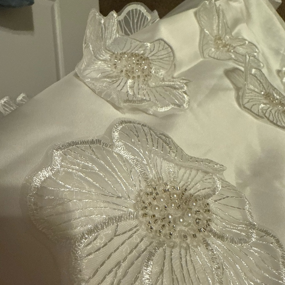 Sleeveless White Floral Applique Maxi Dress - Picture 5 of 5